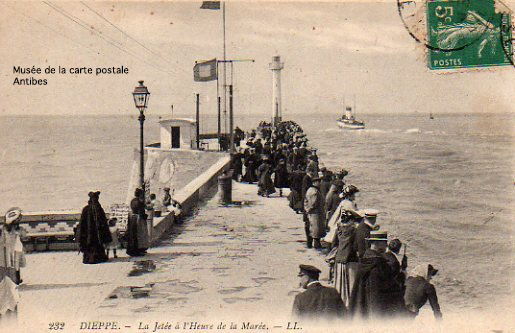 Carte postale de la jetée de Dieppe, à l'heure de la marée.