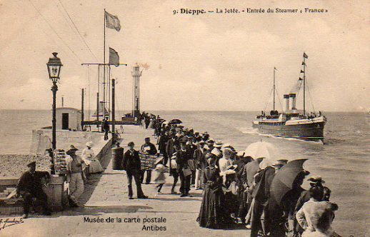 Carte postale de la jetée de Dieppe, avec l'entrée du steamer France.