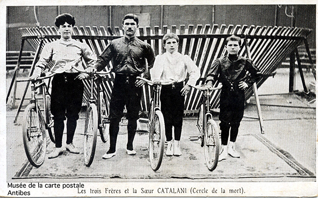 Carte postale ancienne, issue de l'exposition sur la petite reine, bicyclette et vélo du Musée de la Carte Postale, à Antibes.