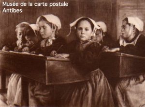 Carte postale illustrée représentant des écolières.