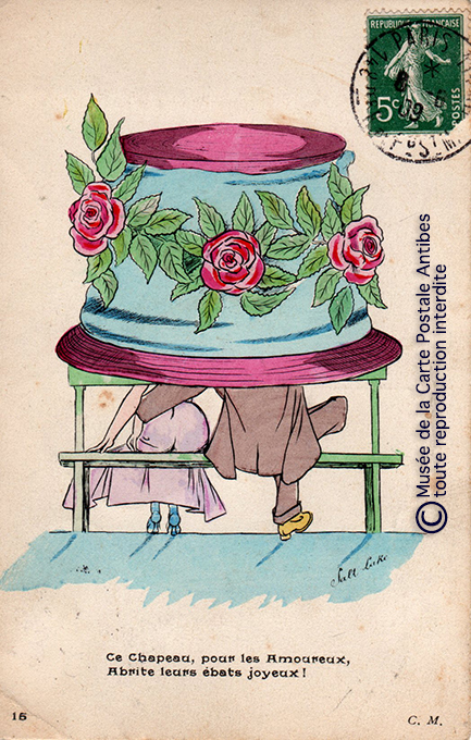 Carte postale ancienne dessin humoristique montrant la mode féminine des grands chapeaux début 1900 en France, issue de l'exposition temporaire du Musée de la Carte Postale à Antibes.