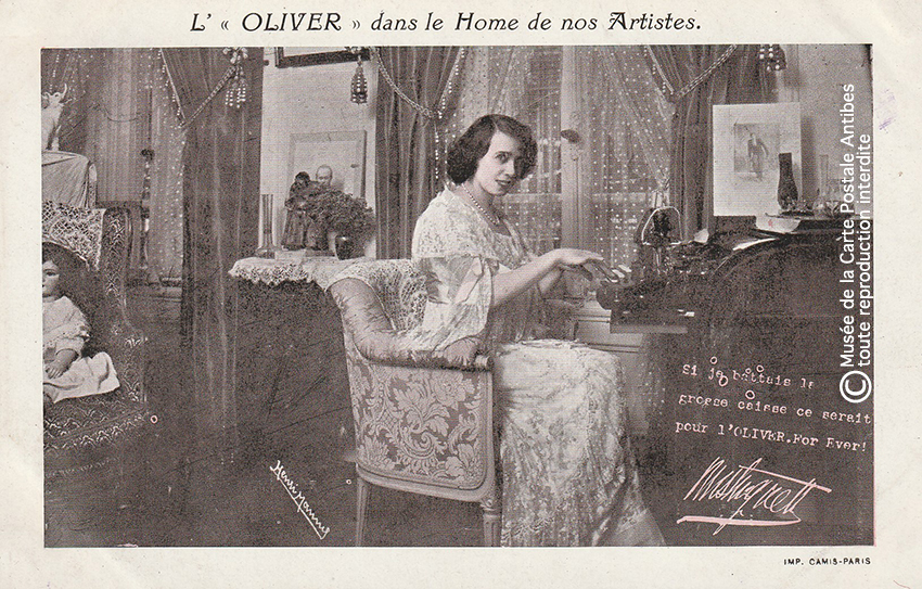 Carte postale représentant une machine à écrire L'Oliver avec l'actrice Mistinguett issue de notre exposition sur la sténodactylographie.
