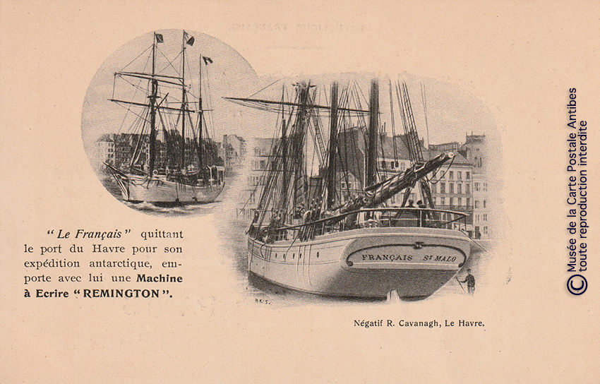 Carte postale représentant une machine à écrire Remington sur un voilier, issue de notre exposition sur la sténodactylographie.