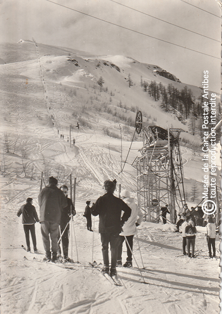Carte postale ancienne représentant la station de ski d'Auron, tourisme d'autrefois sur la Côte d'Azur.
