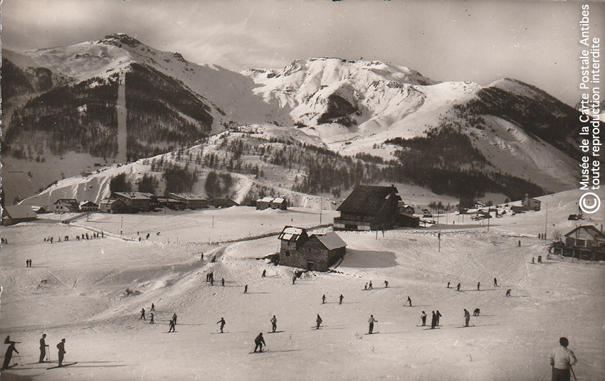 Carte postale ancienne représentant la station de ski d'Auron, tourisme d'autrefois sur la Côte d'Azur.