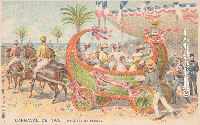 Carte postale ancienne représentant une bataille de fleurs et un char fleuri du Carnaval de Nice, issue des réserves du Musée de la Carte Postale situé à Antibes.
