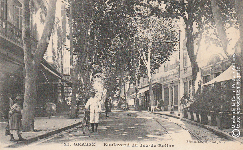 Carte postale ancienne montrant le boulevard du jeu de ballon à Grasse.
