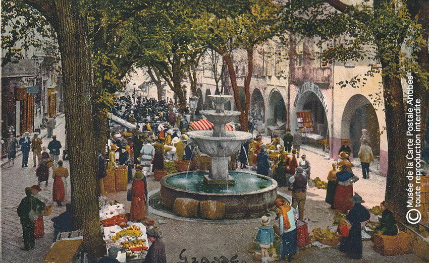 Carte postale ancienne montrant la fontaine du marché à Grasse.