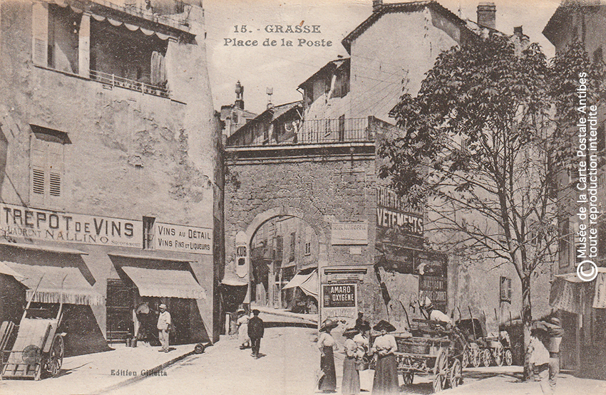 Carte postale ancienne montrant la place de la poste à Grasse.