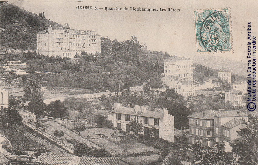 Carte postale ancienne montrant les hôtels Rioublanquet à Grasse.