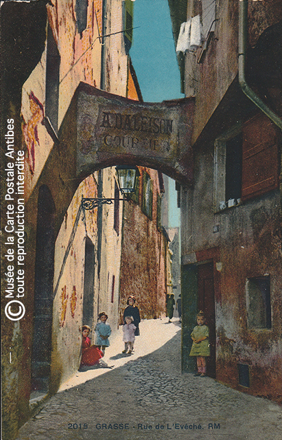 Carte postale ancienne montrant la rue de l'évéché à Grasse.