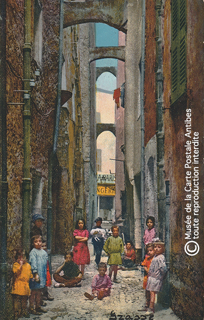 Carte postale ancienne montrant une ruelle de Grasse.