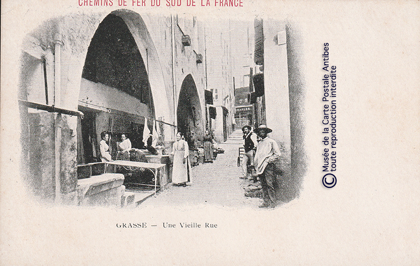 Carte postale ancienne montrant la vieille rue à Grasse.
