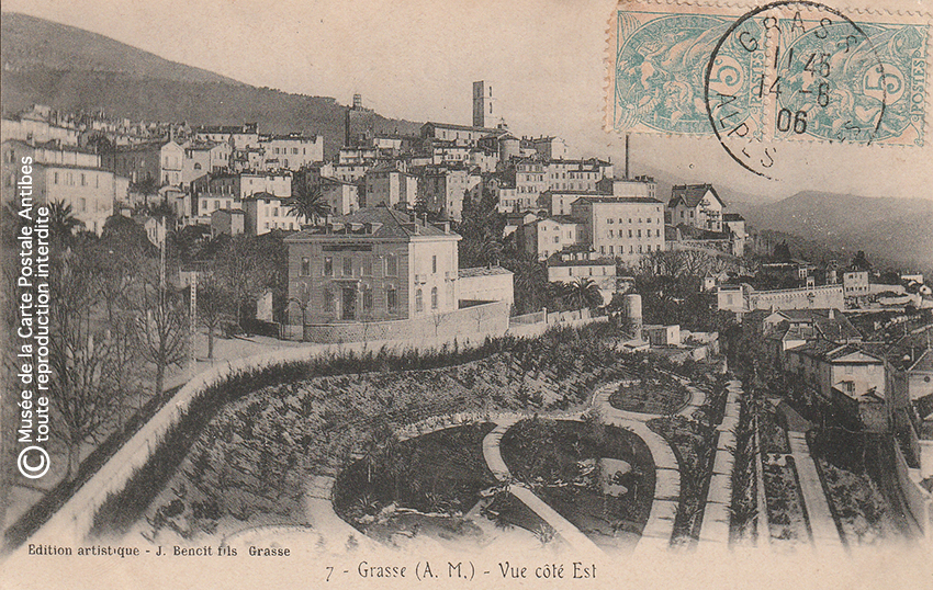 Carte postale ancienne montrant une vue est sur le village de Grasse.