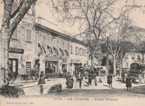 Carte postale ancienne représentant la place Detras de La Turbie.