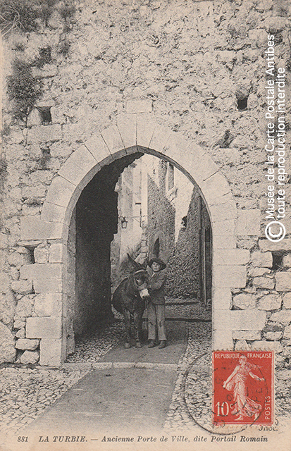 Carte postale ancienne représentant la vieille porte de la ville de La Turbie, aussi appelée portail romain.