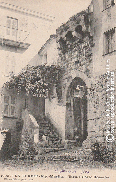Carte postale ancienne représentant la vieille porte de la ville de La Turbie, aussi appelée portail romain.