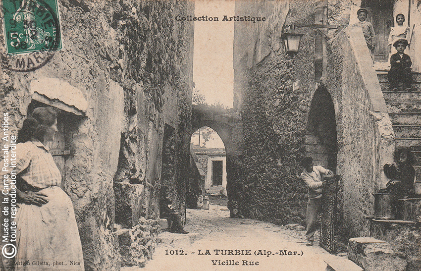 Carte postale ancienne représentant une vieille rue de La Turbie.