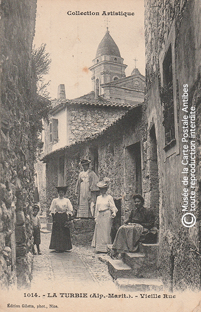 Carte postale ancienne représentant une vieille rue de La Turbie.