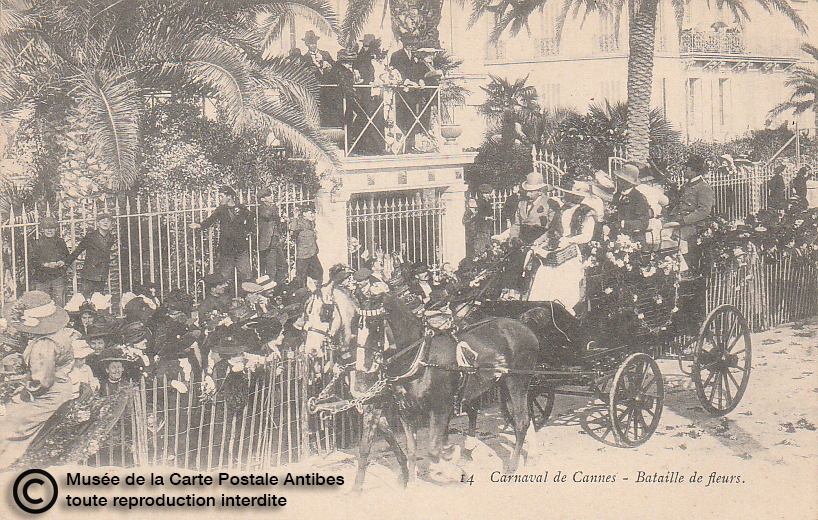 Carte postale ancienne représentant la bataille de fleur du carnaval de Cannes, issue des réserve du musée de la carte postale, à Antibes.
