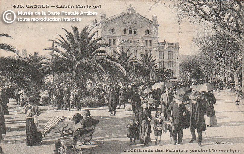 Carte postale ancienne représentant la promenade des palmiers et le casino municipal de Cannes, issue des réserve du musée de la carte postale, à Antibes.