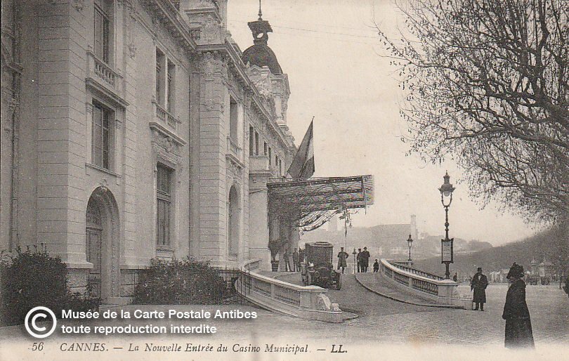 Carte postale ancienne représentant l'entrée du casino municipal de Cannes, issue des réserve du musée de la carte postale, à Antibes.