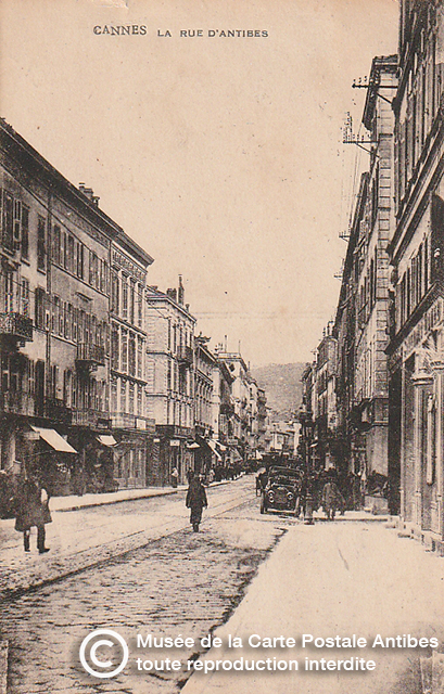 Carte postale ancienne représentant la rue d'Antibes à Cannes, issue des réserve du musée de la carte postale, à Antibes.