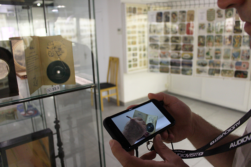 Video sur audioguide devenant visioguide au musée de la carte postale, à Antibes.