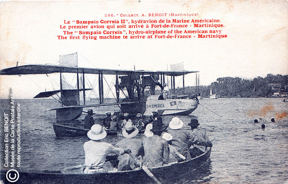 Carte postale (photo d'Armand BENOIT-JEANNETTE) représentant l'hydravion Sampaio correia à Fort de France, en Martinique.