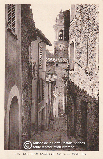 Carte postale ancienne représentant le village de Lucéram (06) issue des réserves du Musée de la Carte Postale à Antibes.