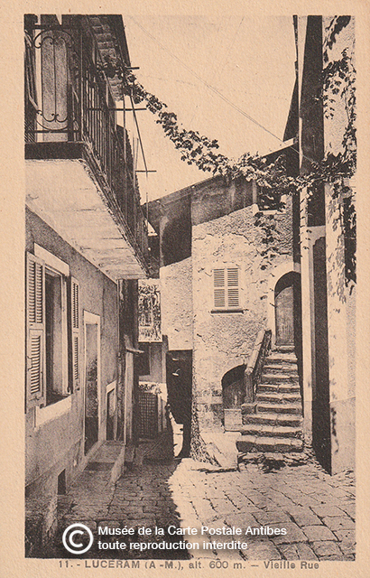 Carte postale ancienne représentant le village de Lucéram (06) issue des réserves du Musée de la Carte Postale à Antibes.