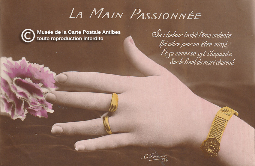 Carte postale représentant une main féminine symbolisant la passion amoureuse.