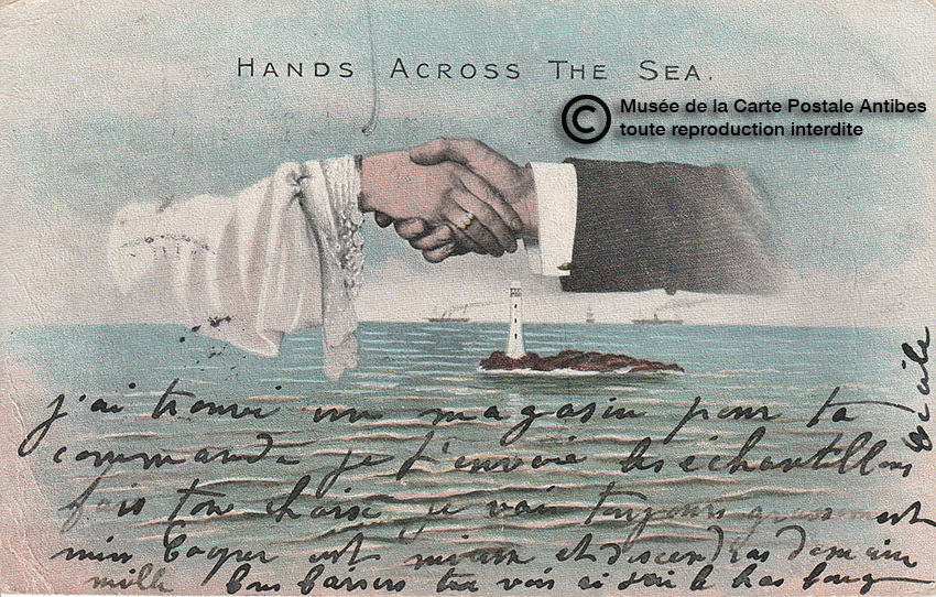 Carte postale illustrée représentant une poignée de mains au dessus de la mer.