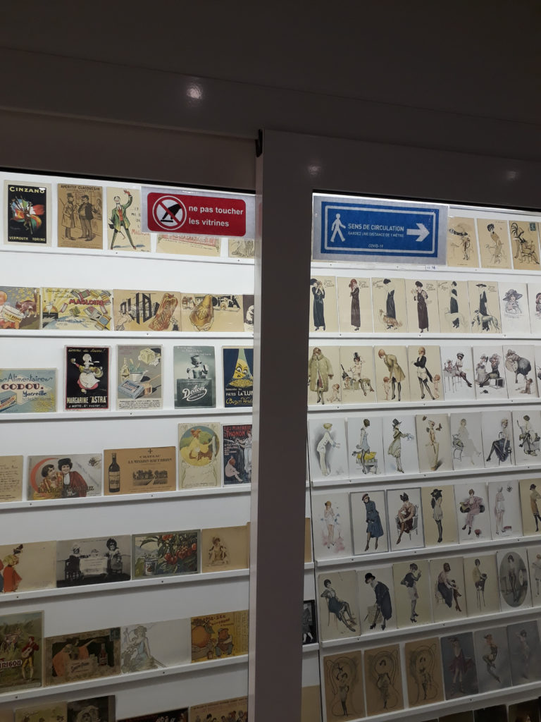 Signalétique COVID Musée de la Carte Postale : ne pas toucher les vitrines.
