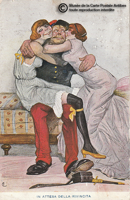 Carte postale ancienne illustrant l'adage "entre les deux mon cœur balance" issue de l'exposition temporaire du Musée de la Carte Postale, à Antibes.