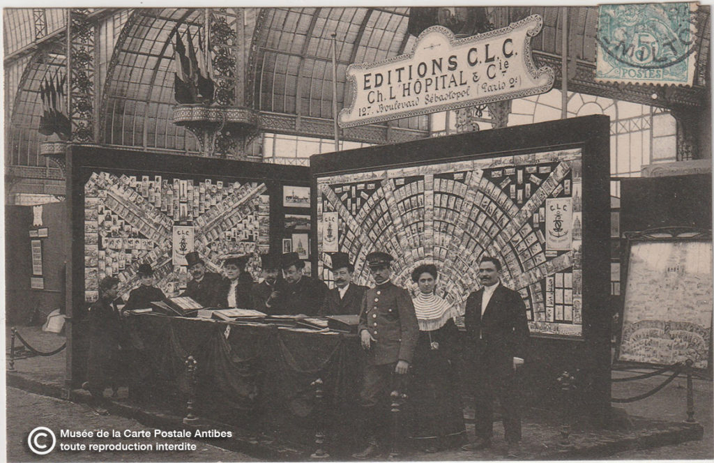 Carte postale montrant le stand des éditions CLC au Salon des Arts Lithographiques et de la Carte Postale Illustrée de 1904.