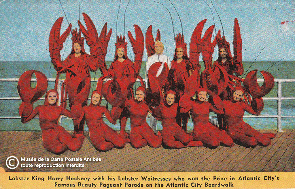 Carte postale publicitaire restaurant Atlantic City serveuses déguisées en homards et langoustes.