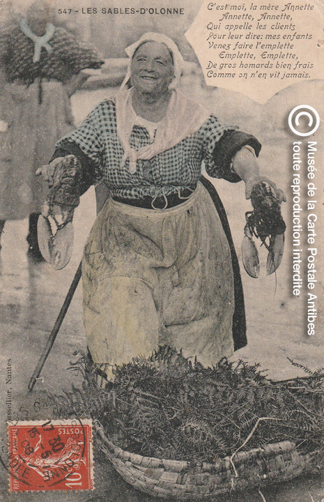 Carte postale photo d'une pêcheuse de homards aux sables d'olonne.